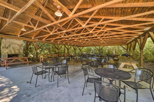 Restaurace v ubytování On-Site Lake and Pool Access Cabin in Newland!