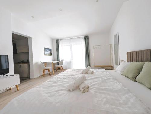 a large white bed in a room with a table at Apartment Nähe Airbus in Manching