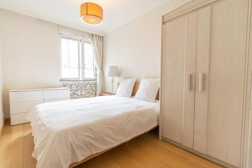 5-bedroom spacious and cosy flat close to the Eiffel Tower