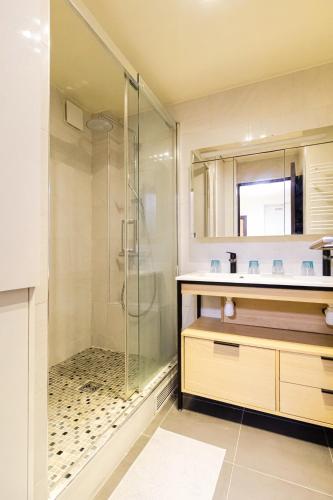 5-bedroom spacious and cosy flat close to the Eiffel Tower