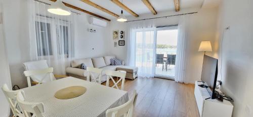 Captain's House Primošten - feel the sea