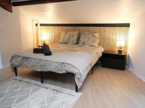 - une chambre avec un grand lit et 2 lampes dans l'établissement Au Gré des Saisons - Vulcania & Lemptégy, à Pontgibaud