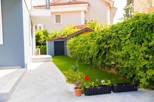Taman di luar Villa Yazın