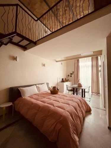 um quarto com uma cama grande e uma mesa em FUTURA ROOM&RELAX em Termoli