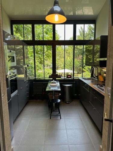 une cuisine avec une table au milieu dans l'établissement Appartement Bourgeois, à Bordeaux