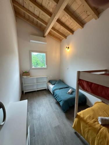 une chambre avec deux lits superposés et une fenêtre dans l'établissement apparement 6 personnes avec jardin, à Ondres