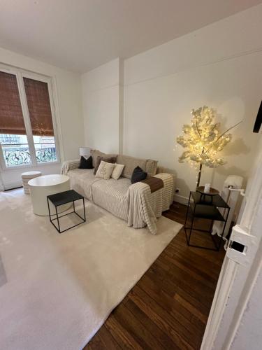 un salon avec un canapé et une table dans l'établissement Cosy proche Tour Eiffel, à Paris