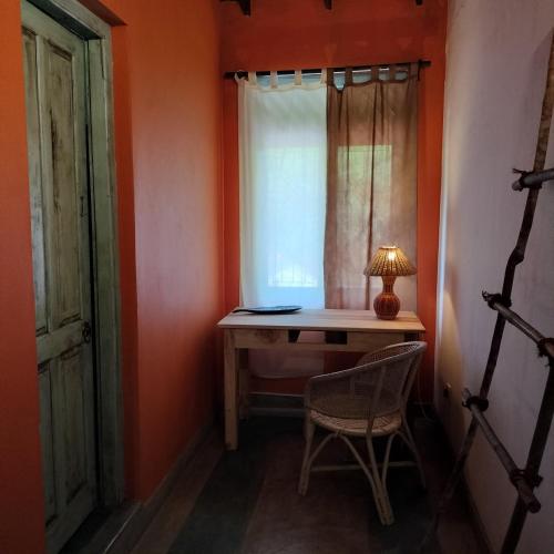 - un bureau dans une chambre avec une fenêtre et une lampe dans l'établissement The Jungle House, à Baie d'Arugam