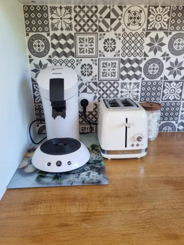 un mixeur et un grille-pain assis sur un comptoir dans l'établissement Le Petit Rocher, à Saint-Jean-de-Monts