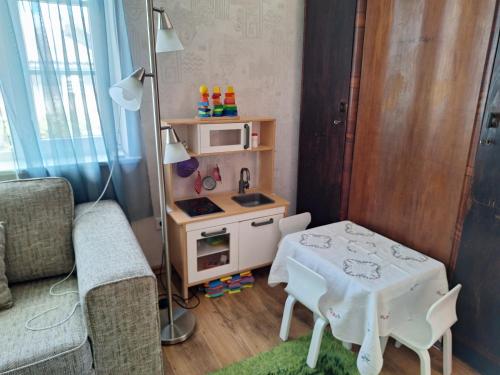 Una cocina o cocineta en Majutus rahulikus piirkonnas kesklinna ja mere läheduses