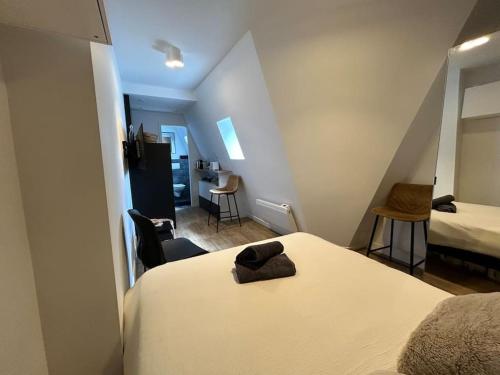 Fully renovated studio for 2
