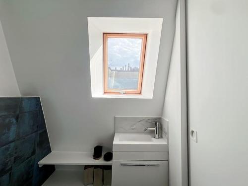 une salle de bain avec un lavabo et une fenêtre dans l'établissement Fully renovated studio for 2, à Paris
