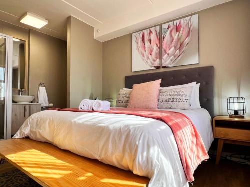 En eller flere senger på et rom på Nivica 56 Luxury Apartment Langebaan