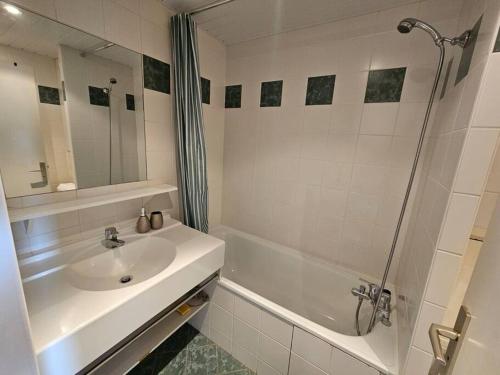 une salle de bain blanche avec un lavabo et une douche dans l'établissement Appartement - Superbe vue, à Tignes