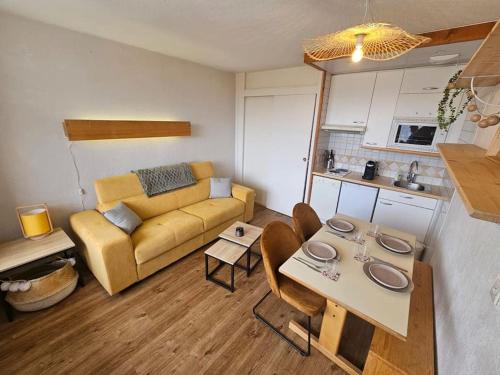 un salon avec un canapé et une table dans l'établissement Appartement - Superbe vue, à Tignes