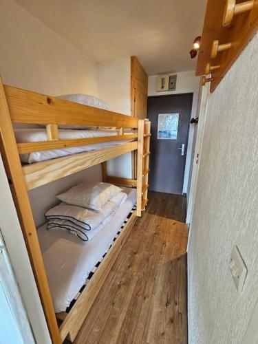 - deux lits superposés dans une petite chambre dans l'établissement Appartement - Superbe vue, à Tignes