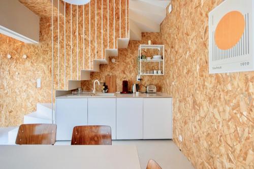 une cuisine avec un évier et un escalier dans l'établissement Loft 4 personnes Métro L9, à Montreuil