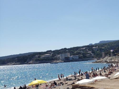 a group of people on a beach near the water at Mini Loft in Cassis