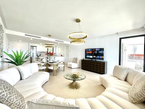 Upscale 3 bedroom Apartment 300m from the Beach