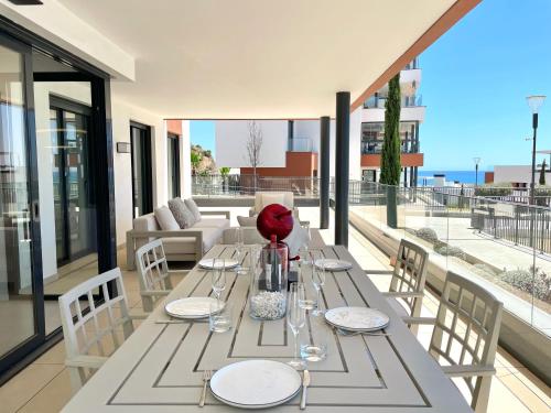 Upscale 3 bedroom Apartment 300m from the Beach