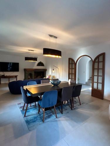 un salon avec une table, des chaises et un canapé dans l'établissement Villa Francette, à Campo dʼArietto