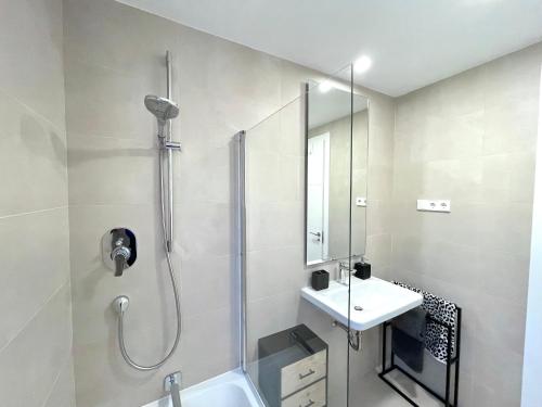 Upscale 3 bedroom Apartment 300m from the Beach