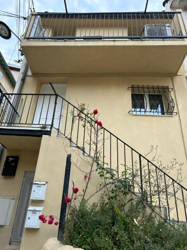 un bâtiment avec un escalier et un balcon fleuri dans l'établissement 146madeleine, à Nice