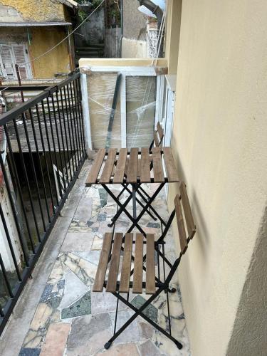 un banc en bois assis sur le côté d'un balcon dans l'établissement 146madeleine, à Nice