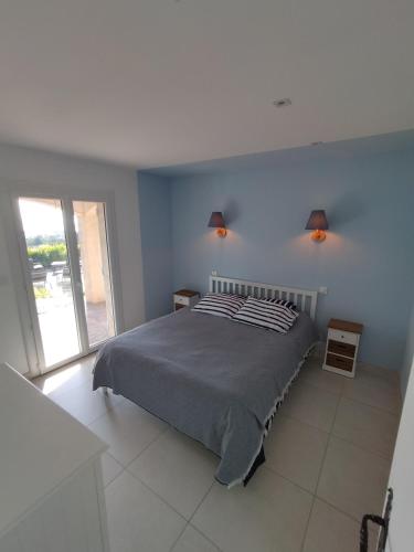 une chambre avec un lit et une grande fenêtre dans l'établissement Villa Gabyken, à Saint-Aygulf