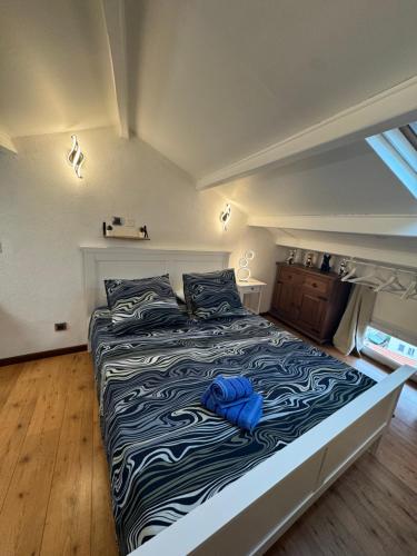 une chambre avec un grand lit avec une couverture bleue dans l'établissement Appartement en duplex, à Nice