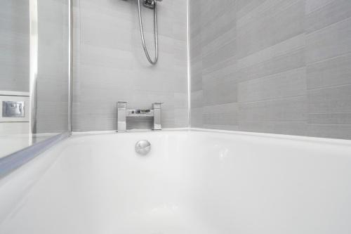 リビングストンにあるLivingston 4 Bed + Car Spaceのボールが入った浴槽のある浴室