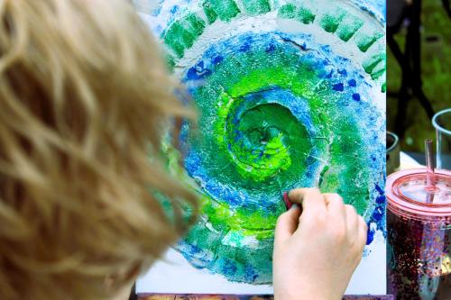a child is painting a painting of a sink at Dom Pracy Twórczej Macondo in Miedzno