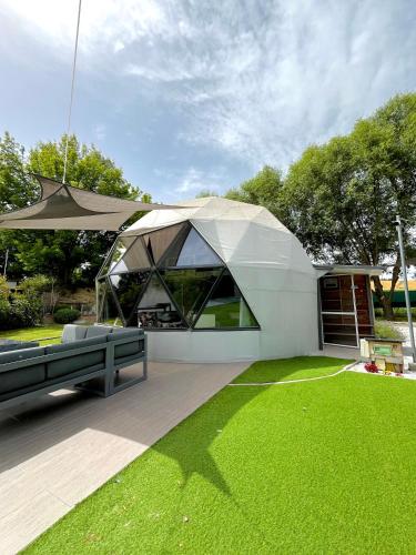 Κήπος έξω από το DOMEGLAMPING at FISHINGLAKE
