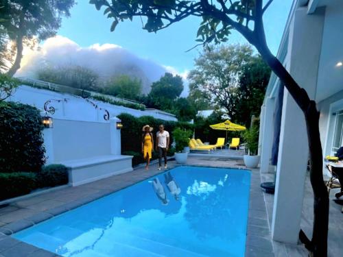 フランシュホークにあるFleur du Soleil Luxury Guesthouseの2名用 スイミングプールの隣