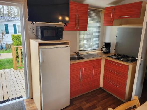 O bucătărie sau chicinetă la Bungalow charmant à Ivry-la-Bataille avec piscine partagée