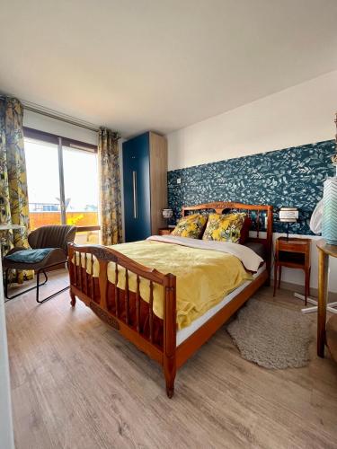 une chambre avec un grand lit en bois dans une pièce dans l'établissement Le Nid de Plage à 100 m de la mer, à Cabourg