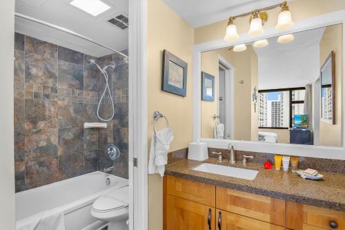 Beautiful 1BR, Steps to Waikiki Beach and Parking_3