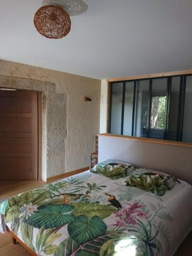 une chambre avec un lit et une fenêtre dans l'établissement La Peyrolle, à Aouste-sur-Sye