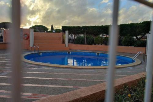 une piscine au milieu d'un parking dans l'établissement Studio avec vue sur le port, à Gruissan
