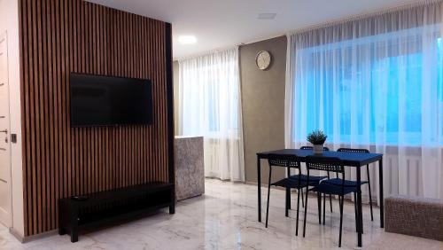 Μια τηλεόραση ή/και κέντρο ψυχαγωγίας στο M13 Apartment
