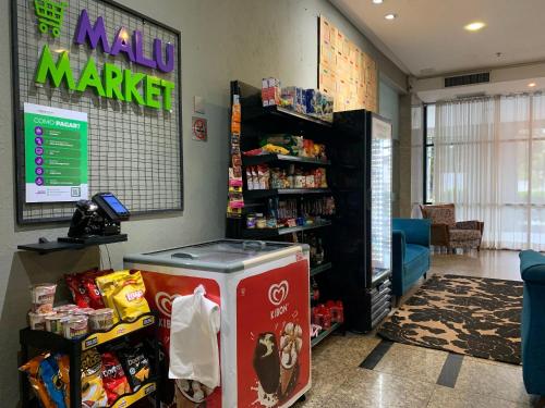 a soda shop with a soda machine in a room at Flat no Condomínio Metrópolis - Ilha do Leite in Recife