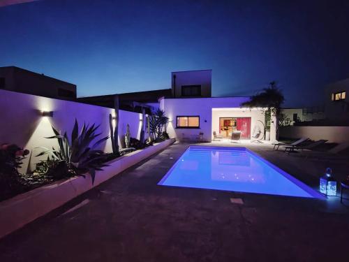 - une piscine dans une maison la nuit dans l'établissement Villa de la Raho, à Villeneuve-de-la-Raho