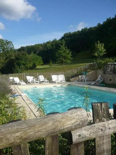 - une piscine à côté d'une clôture en bois dans l'établissement Maison familiale avec piscine privée à Le Buisson-de-Cadouin, au Buisson de Cadouin