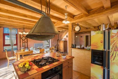 Il comprend une cuisine équipée d'une cuisinière et d'un réfrigérateur. dans l'établissement Maison familiale avec piscine privée à Le Buisson-de-Cadouin, au Buisson de Cadouin