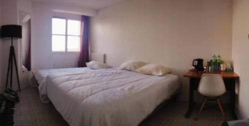 une chambre avec un lit, un bureau et une fenêtre dans l'établissement Chambre à louer Lit double, à Noisy-le-Grand