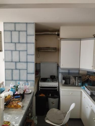 Il comprend une cuisine équipée d'un évier et d'une cuisinière. dans l'établissement Chambre à louer Lit double, à Noisy-le-Grand