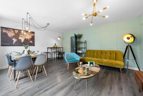 a living room with a couch and a table and chairs at Spacious 3 bedroom Whitechapel Apartment with Garden by Gold Stays in London