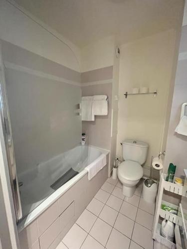 une salle de bain avec toilettes et baignoire dans l'établissement WonderSuite appartement - centre ville avec parking couvert -15mn de Paris et 10 mn de Stade de France, wifi, Netflix, à Deuil-la-Barre