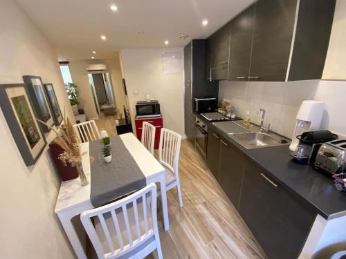 une cuisine avec une table et des chaises dans une cuisine dans l'établissement 2 pièces Vieux Nice - Deux pas de la mer, à Nice