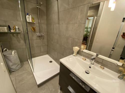 une salle de bain avec une douche, un lavabo et une baignoire dans l'établissement 2 pièces Vieux Nice - Deux pas de la mer, à Nice